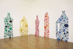 Tony CRAGG, cinq bouteilles - 1982 (vue d'ensemble de l'installation 240 x 650 cm)