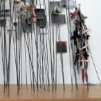 Annette MESSAGER (1943), les piques - 1992/93. L'artiste met en scène tout une suite d'éléments qu'elle installe contre un des murs du centre Georges Pompidou.
