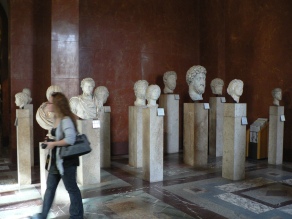 Des sculptures exposées au musée du Louvre sur des socles, à hauteur de regard.