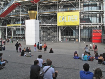 Jean-Pierre RAYNAUD, le pot doré - 1985 installé sur la piazza du centre Pompidou en 1998 (2300 kilos, 350 cm)