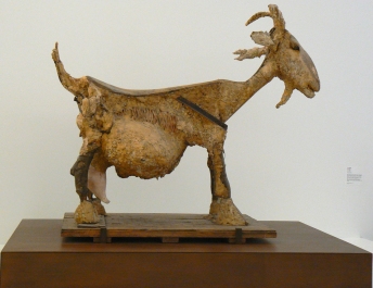 Pablo PICASSO, la chèvre - 1950 72 cm x 121 cm x 144 cm. Matériaux : Plâtre, Bois, objets divers