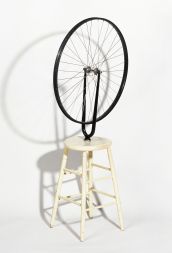 Marcel DUCHAMP, roue de bicyclette - 1913 un simple tabouret remplace le socle
