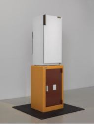 Bertrand LAVIER (1949), Brandt sur Haffner - 1984 Réfrigérateur, coffre-fort 251 x 70 x 65 cm Poids : 800 kg Réfrigérateur de la marque Brandt posé sur un coffre-fort de la marque Haffner