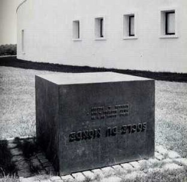 Pierre MANZONI (1933 - 1963), socle du monde - 1961 82 x 100 x 100cm - musée d'art contemporain d'Hearning (Danemark)