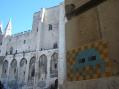 Invader, Space Invader dans la cour du palais des papes à Avignon.