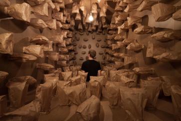 Zimoun, une installation en sacs de papier qui se meuvent lentement - centre d'art le 104 à Paris