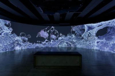 Hicham BERRADA (1986-), Installation vidéo 360° avec 4 vidéoprojecteurs synchronisés dans une architecture circulaire. Vidéo couleur 7 min 39 sec, 2019